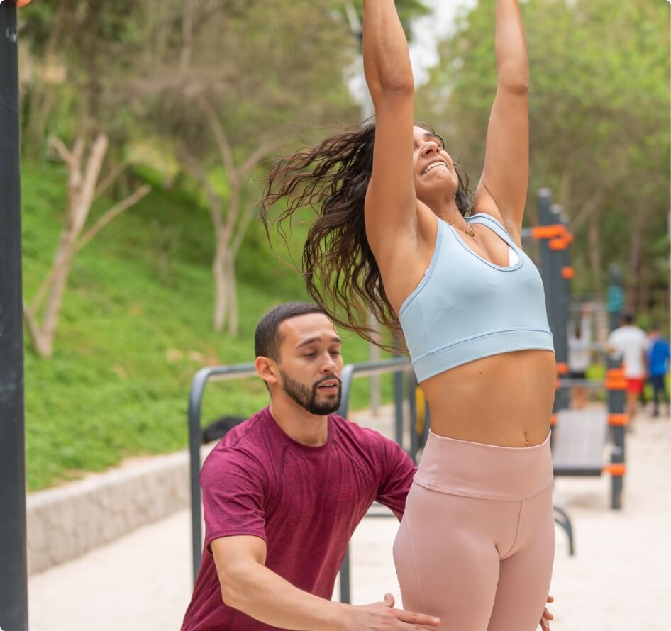 couple-helping-each-other-to-train-doing-bars-2023-11-27-05-25-23-utc (1)